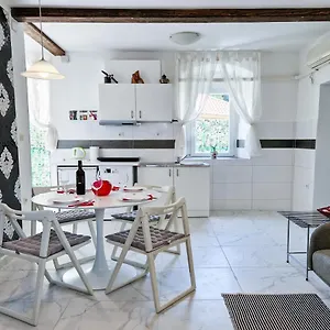 Apartment I Smile, Split